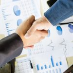 Tranzacțiile din energie au urcat piața de fuziuni și achiziții din România la 1,5 miliarde de euro